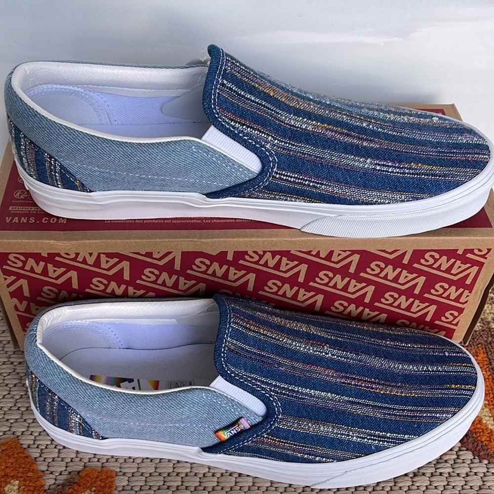 Vans WMNS Classic Slip-On
2gether As Ourselves Multi
VN000BVZCYL
Sneakers - Picture 4 of 16